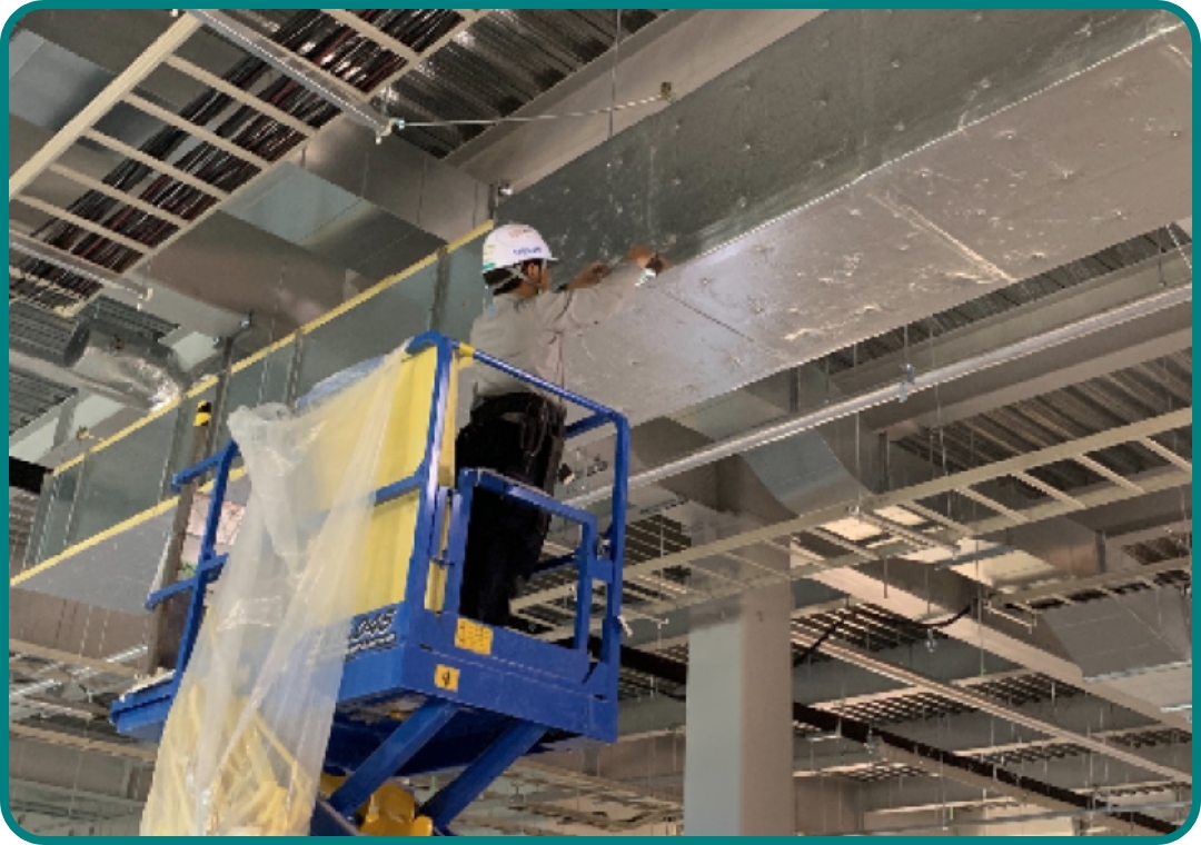 施工する社員の写真